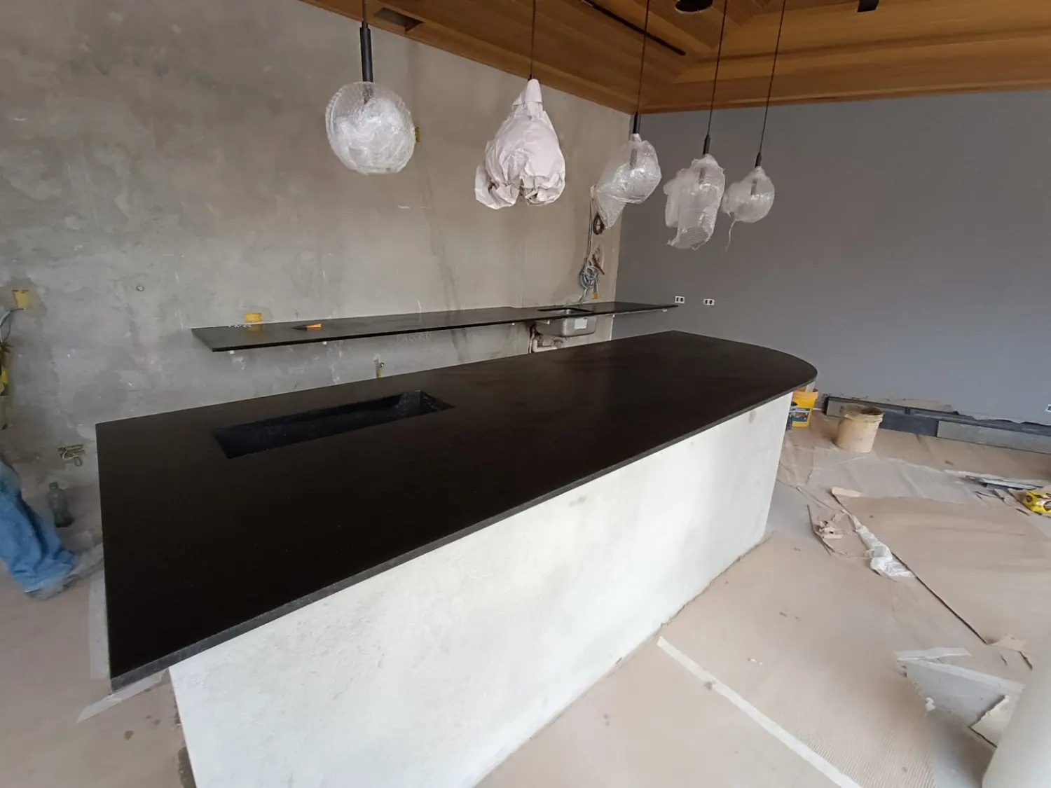 Ilha de cozinha em pedra escura