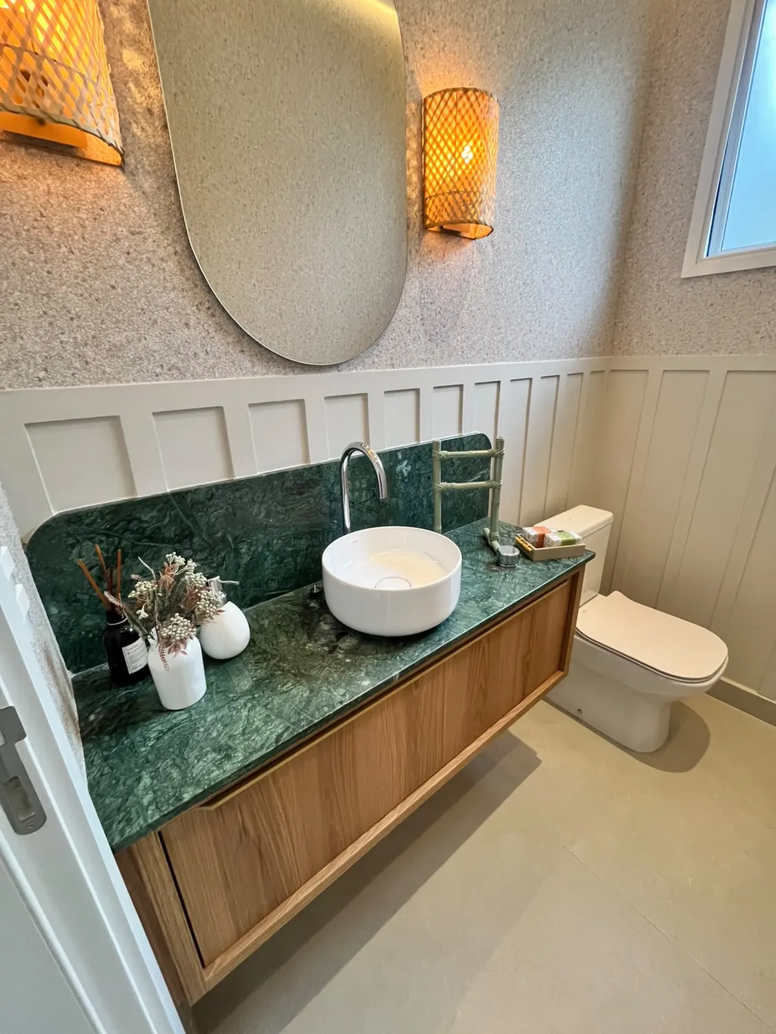 Lavabo com bancada em pedra verde e cuba redonda