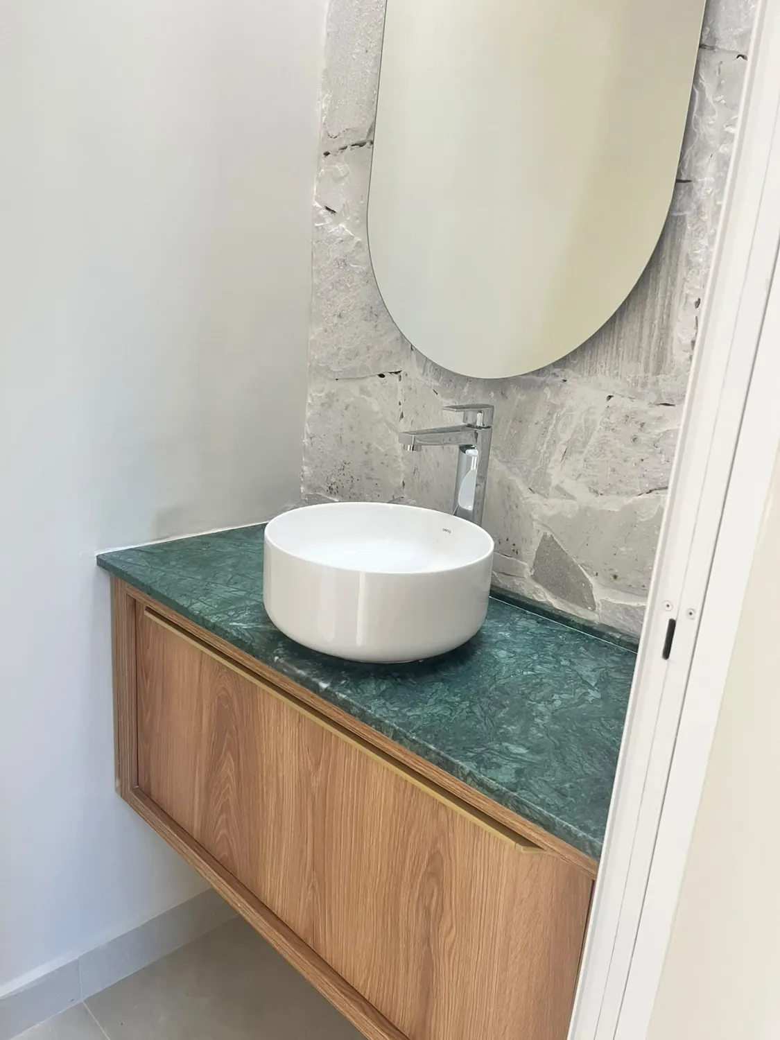 Lavabo suspenso com cuba redonda