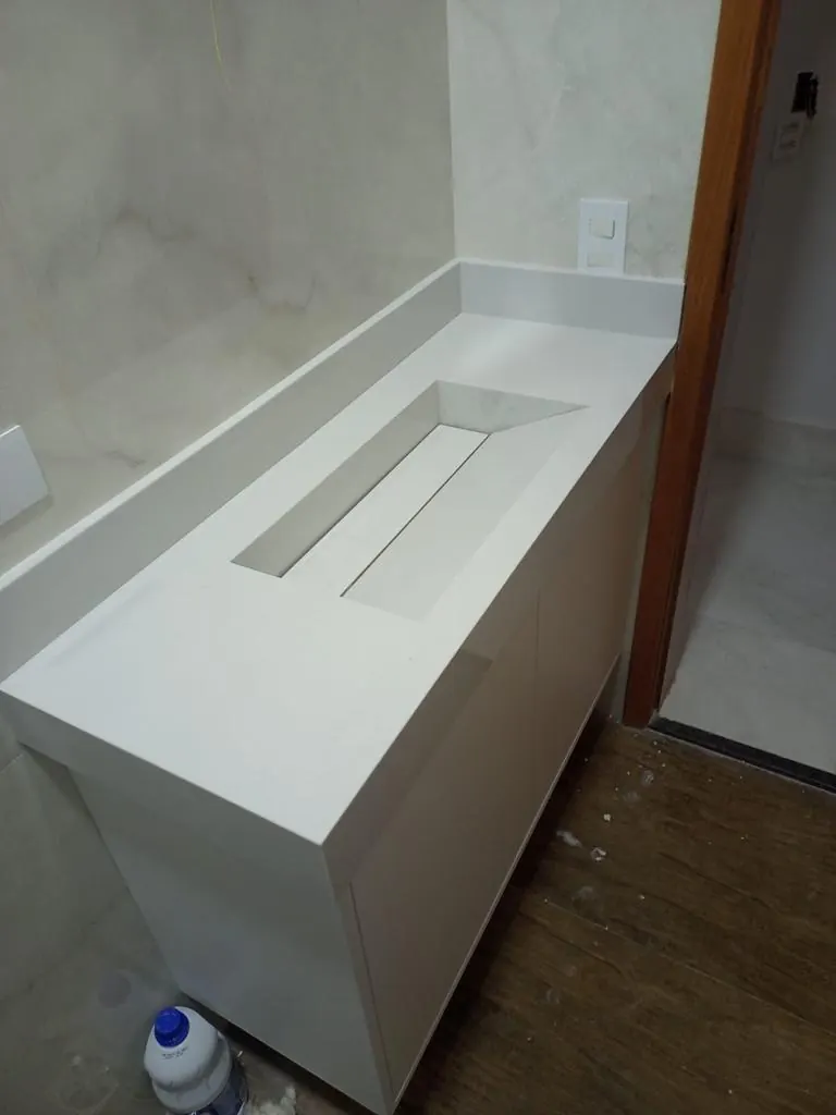 Lavatório branco com rebaixo linear
